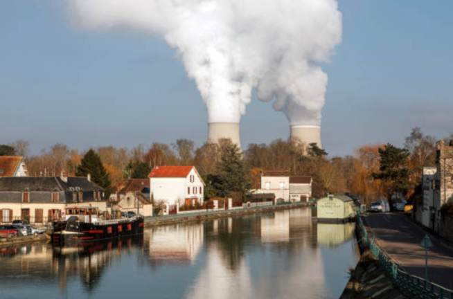 Las torres de refrigeración liberan vapor de agua en la central nuclear de Nogent, operada por Electricite de France SA (EDF), en Nogent-sur-Seine, Francia, el martes 21 de diciembre de 2021. / Cyril Marcilhacy/Bloomberg vía Getty Images