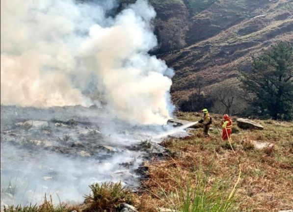 Dos bomberos durante la extinción del incendio en Molledo. / 112
