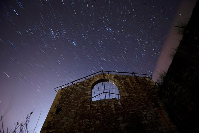 Imagen compuesta por 20 fotografías que muestran el ecuador celeste sobre la localidad cántabra de Hinojedo, durante la noche del 2 al 3 de enero, coincidiendo con las Cuadrántidas, la primera lluvia de estrellas del año. EFE/Pedro Puente Hoyos