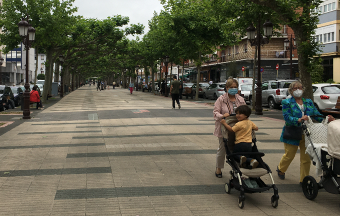 Varias personas por la Avenida de España en Torrelavega. / ALERTA