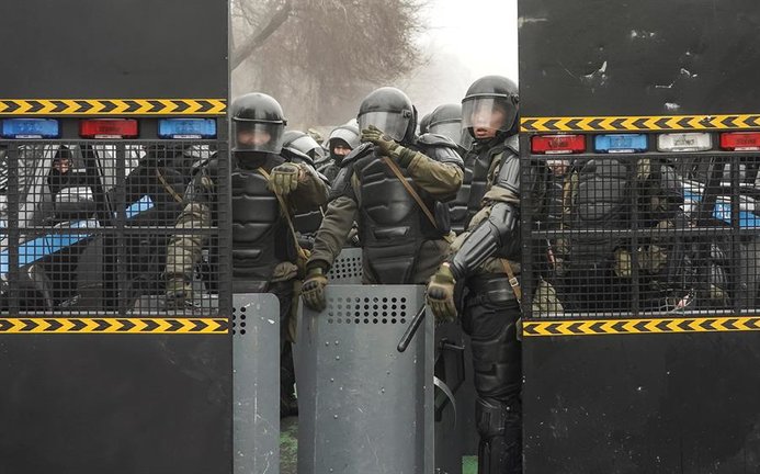 Policías antidisturbios vigilan una calle durante las manifestaciones por la subida de los precios de la energía en Almaty, Kazajstán.- EFE/STR
