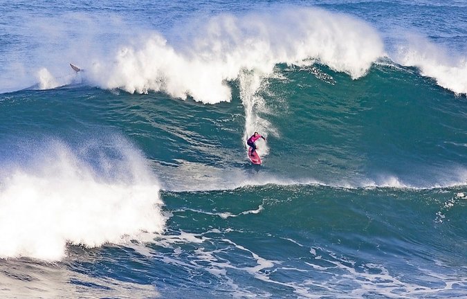 Un surfista se dispone a cabalgar la imponente ola. / ALERTA