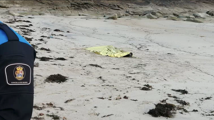 El cuerpo sin vida en la playa de Muros, A Coruña. / PC