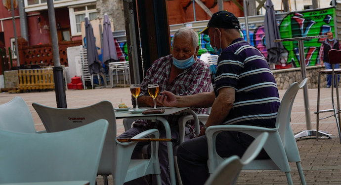 Dos personas en una terraza en la localidad de Astillero. / ALERTA