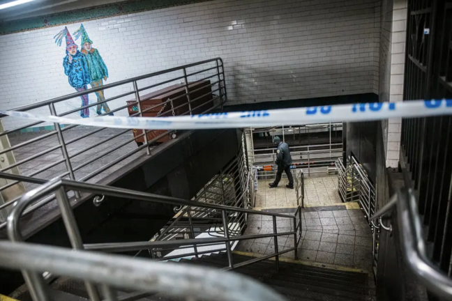 Un agente de policía cerca del lugar donde una mujer fue atropellada por un tren R en la estación de Times Square en Manhattan el sábado.