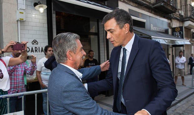 Revilla junto al presidente del Gobierno, Pedro Sánchez en una visita a Santander. / ARCHIVO