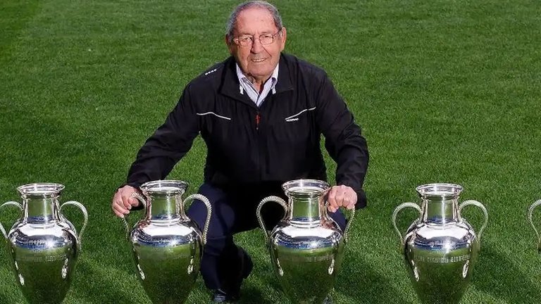 Paco Gento posa con los títulos del Real Madrid Real Madrid