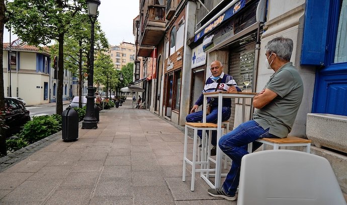 Dos personas tomando un aperitivo en una terraza de una cafetería de Astillero. / ALERTA