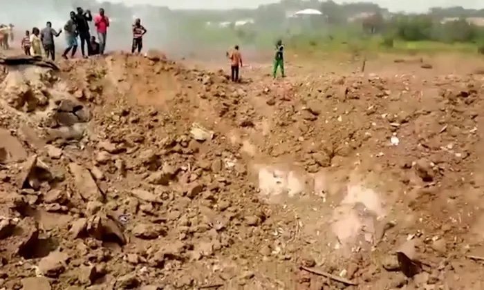 Explosión mortal en Ghana deja enorme cráter tras accidente de camión minero.