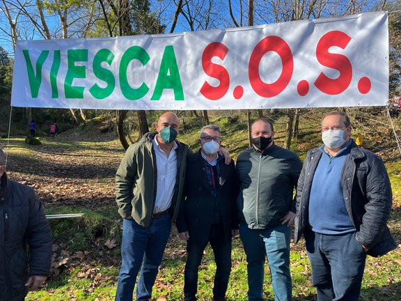 Los representantes de Ciudadanos frente al cartel de S.O.S. en La Viesca. / ALERTA