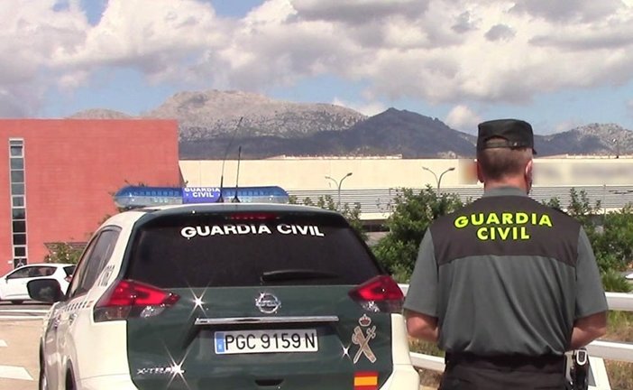 Un vehículo de la Guardia Civil y un agente de espaldas.
Cargar máis
Archivo
