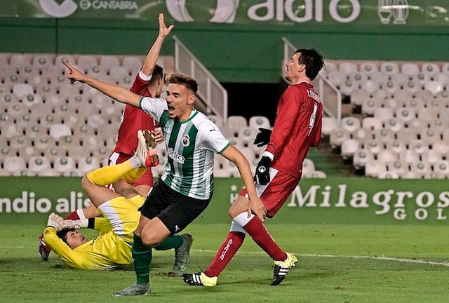 Un jugador del Rayo Cantabria celebra uno de los goles del equipo santanderino. / Hardy