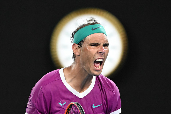Rafael Nadal, de España, celebra la victoria de un juego durante la final de individuales masculinos contra Daniil Medvedev, de Rusia, en el día 14 del Abierto de Australia en Melbourne Park en Melbourne, el domingo 30 de enero de 2022. (AAP Image/Dave Hunt)