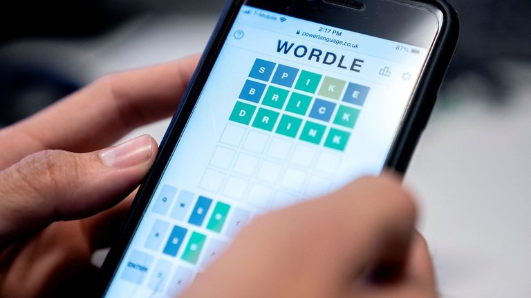 una persona juega a Wordle /
STEFANI REYNOLDS / AFP