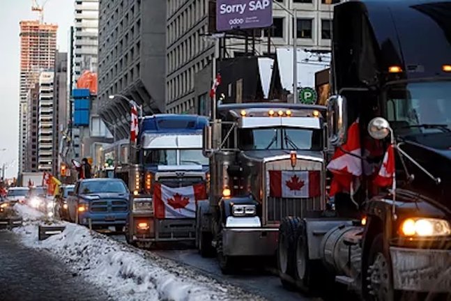 Varios camiones bloquean una calle de Ottawa, este domingo.COLE BURSTONAFP