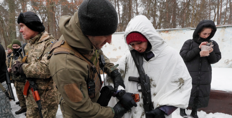 Reservistas ucranianos asisten a un ejercicio militar cerca de Kiev, Ucrania, el 5 de febrero de 2022 en medio de la escalada en la frontera entre Ucrania y Rusia. EFE/EPA/SERGEY DOLZHENKO