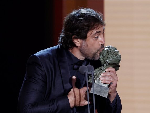 VALENCIA, 12/02/2022.- El actor Javier Bardem recibe el Goya a Mejor Actor Protagonista, por su trabajo en "El buen patrón", durante la gala de la 36 edición de los Premios Goya que tiene lugar este sábado en el Palau de les Arts de Valencia. EFE/kai forsterling
