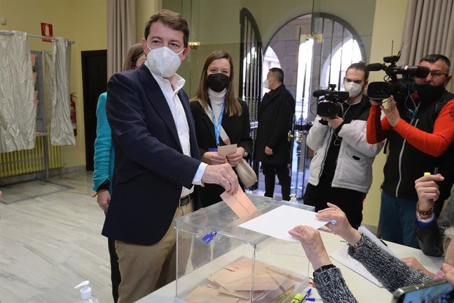 El candidato del PP a la Presidencia de la Junta de Castilla y León, Alfonso Fernández Mañueco, ejerce su derecho al voto. EFE/ JMGarcía