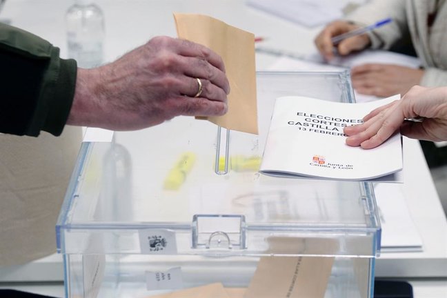 Una persona ejerce su derecho al voto en las elecciones autonómicas de Castilla y León 2022, este domingo en Valladolid. Unos 2.094.490 castellanoleoneses están convocados a votar en 4.531 mesas dispuestas para los comicios autonómicos. EFE/ Nacho Gallego