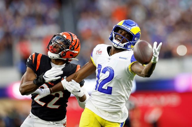 Los Angeles Rams wide receiver Van Jefferson (R) reaches out for the ball while being guarded by Cincinnati Bengals cornerback Chidobe Awuzie (L) during the first half of Super Bowl LVI at SoFi Stadium in Inglewood, California, USA, 13 February 2022. The annual Super Bowl is the Championship game of the NFL between the AFC Champion and the NFC Champion and has been held every year since January of 1967. (Estados Unidos) EFE/EPA/JOHN G. MABANGLO