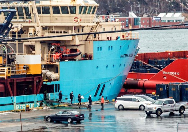 Un grupo de funcionarios desciende del barco canadiense Maersk Nexus hoy, antes de que personal de una funeraria desembarcara los cuerpos de dos tripulantes del pesquero español Villa de Pitanxo, en el puerto de San Juan de Terranova (Canadá). EFE/Julio César Rivas