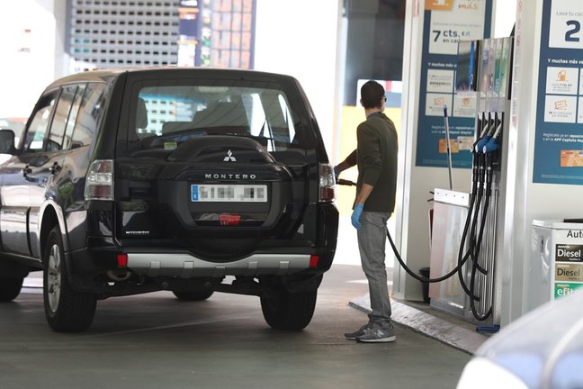 Un hombre echando gasolina en su coche. / AEE
