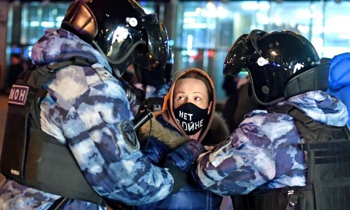 Manifestantes rusos contra la guerra enfrentan represión policial y arrestos