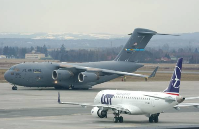 Un avión de transporte de la Fuerza Aérea estadounidense que transporta equipo militar y tropas llega al aeropuerto de Rzeszow-Jasionka, en el sureste de Polonia, el 6 de febrero de 2022. / JANEK SKARZYNSKI / AFP