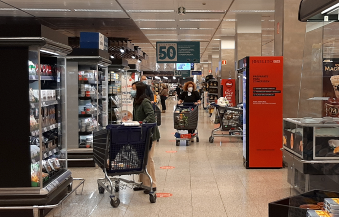 Varias personas en un Centro Comercial de Santander. / ALERTA