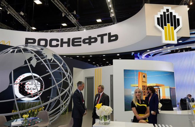 Stand de exhibición de la compañía rusa de petróleo 'Rosneft' durante el Foro Económico Internacional de San Petersburgo en San Petersburgo, Rusia, en una fotografía de archivo. EPA/YURI KOCHETKOV