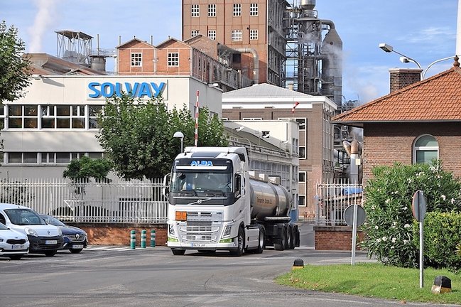Un camión sale de la fábrica de Solvay en Barreda. / ALERTA