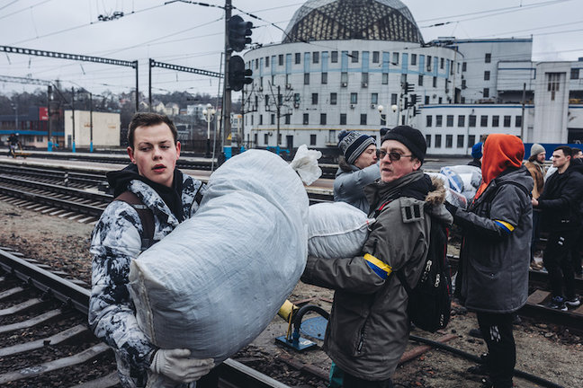 Varias personas cargan provisiones, a 3 de marzo de 2022, en Kiev (Ucrania). Después de 8 días de conflicto bélico desde el inicio de los ataques en Ucrania por parte de Rusia, el balance de la guerra según las últimas informaciones, tanto por parte del gobierno ucraniano como de ACNUR, es de al menos 2.000 civiles muertos y de alrededor de un millón de refugiados que han huido de Ucrania. Las delegaciones de Rusia y Ucrania han acordado el establecimiento de corredores humanitarios para la evacuación y la entrega de alimentos y medicinas en el marco del conflicto y un posible alto el fuego temporal.
03 MARZO 2022;KIEV;UCRANIA;CIVILES UCRANIANOS;ATAQUE RUSO;ESTACIÓN DE TREN
Diego Herrera / Europa Press
03/3/2022