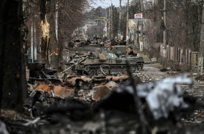 Vista general muestra vehículos blindados rusos destruidos en la ciudad de Bucha, al oeste de Kiev, el 4 de marzo de 2022. / ARIS MESSINIS/AFP