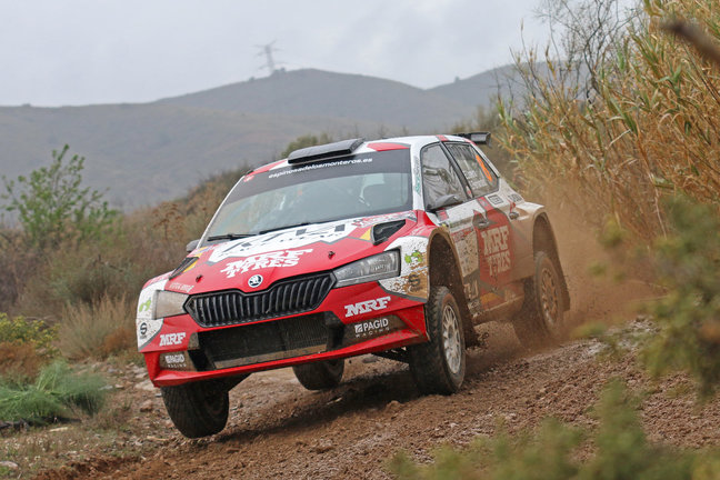 El burgalés Efrén Llarena y copiloto, la cántabra Sara Fernández, han conseguido este sábado la victoria en la undécima edición del Rally Tierras Altas de Lorca.