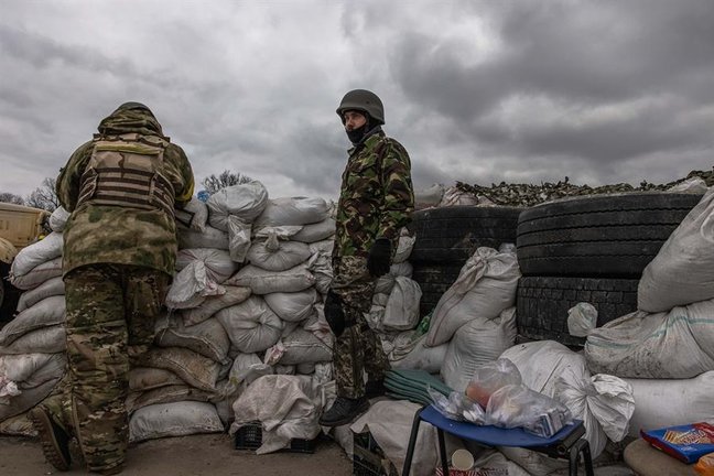 Un miembro de las Fuerzas de Defensa Territorial monta guardia en un puesto de control en la línea del frente oriental de la región de Kiev (Ucrania), el 5 de marzo de 2022. EFE/EPA/ROMAN PILIPEY