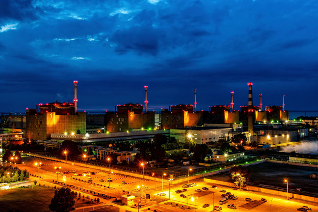 Planta nuclear de Zaporiyia iluminada por la noche. DMYTRO SMOLEYNKO