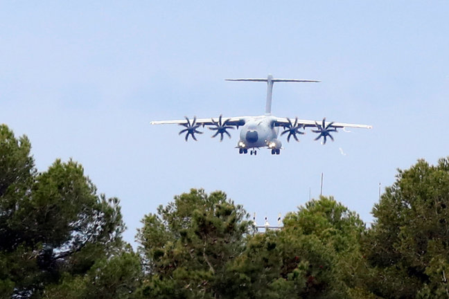 Uno de los aviones del ejército del Aire a su llegada a la base aérea de Los Llanos para recoger el cargamento de armas que enviarán a Ucrania, en la base aérea de Los Llanos.