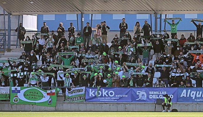 Dos centenares de aficionados verdiblancos estuvieron con su equipo en Talavera. / RRC