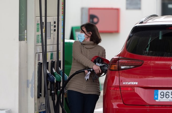 Una chica echando gasolina al coche. / ALERTA