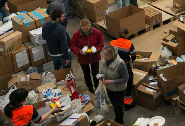 La llamada de ayuda de los ucranianos residentes en Cantabria y se están volcando en la recogida de ayuda humanitaria para enviar a su país. / AYERBE