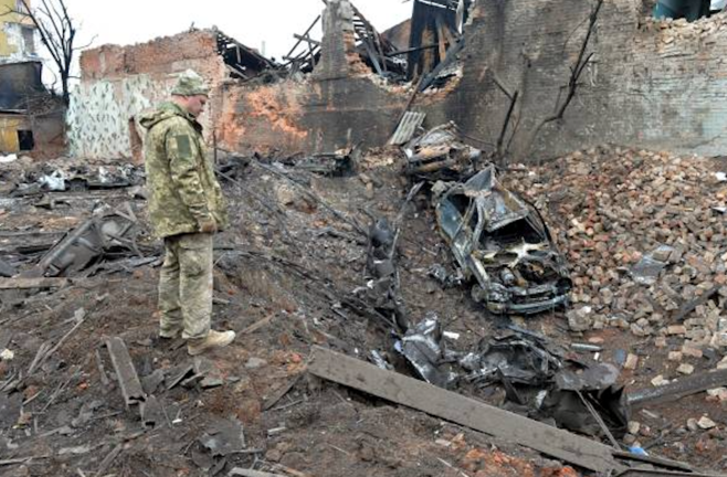 Un militar ucraniano observa los destrozos tras un bombardeo en la segunda ciudad más grande de Ucrania, Kharkiv, el 7 de marzo de 2022.