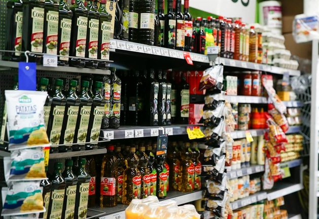 Estanterías con botellas de aceite en un supermercado de Madrid el pasado martes. EFE/Victor Casado