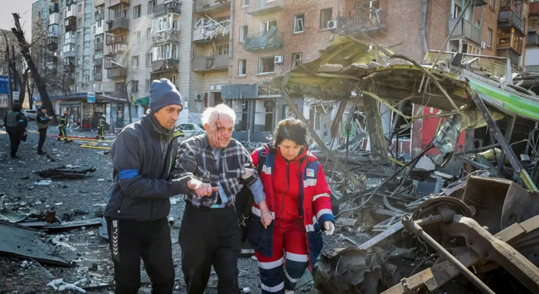 Un hombre herido recibe ayuda en Kiev, Ucrania, el lunes, después de que su casa fuera destruida por los bombardeos.