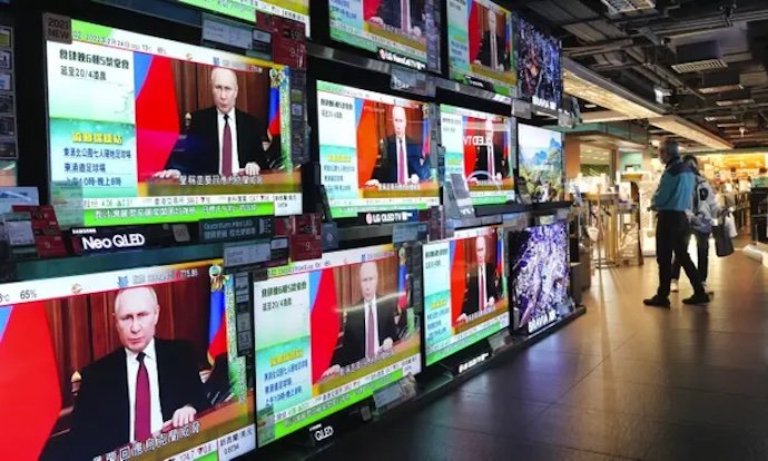 Las pantallas de televisión de Hong Kong transmiten las últimas noticias sobre la invasión rusa de Ucrania. Los funcionarios estadounidenses temen que China pueda enviar drones armados a Rusia. Fotografía: Vincent Yu/AP