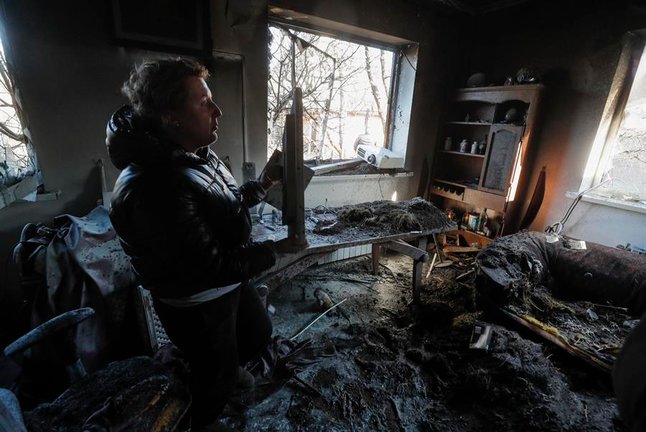 Un hombre recupera objetos del interior de un apartamento dañado tras un bombardeo nocturno en un pueblo de vacaciones en el distrito de Osokorky, en las afueras de Kiev (Ucrania), el 15 de marzo de 2022. EFE/EPA/SERGEY DOLZHENKO