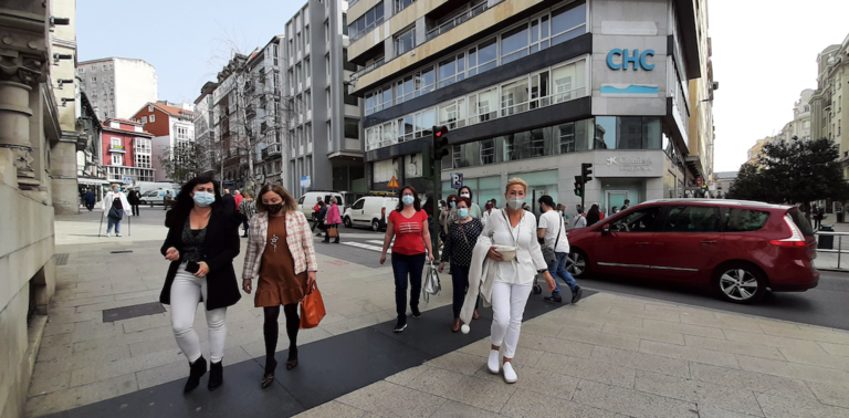 Varias personas transitan por el centro de Santander. / ALERTA