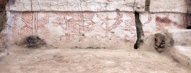Pintura geométrica en la pared de un edificio en el yacimiento arqueológico de Çatalhöyük (Turquía). EFE/Marco Milella/Universidad de Berna