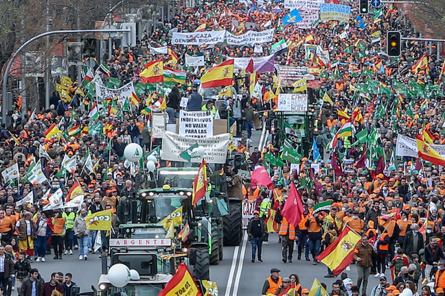 Varios tractores y  manifestantes con pancartas, bandera, durante la marcha ‘20M’, a 20 de marzo de 2022, en Madrid (España). Los organizadores de esta convocatoria, denominada como ‘20M’,  son Asaja, COAG, UPA, Real Federación Española de Caza (RFEC), Oficina Nacional de la Caza (ONC), Alianza Rural, Unión de Criadores del Toro de Lidia (UCTL), Federación Nacional de Comunidades de Regantes de España (Fenacore) y Cooperativas Agro-alimentarias. Esta multitudinaria marcha reivindica un futuro mejor para el mundo rural y las actividades que lo sustentan. Más de 1500 autobuses con manifestantes han venido de toda España.
20 MARZO 2022;MARCHA;PROTESTA;BANDERA DE ESPAÑA;SECTOR PRIMARIO;COSTES PRODUCCIÓN;
Ricardo Rubio / Europa Press
20/3/2022