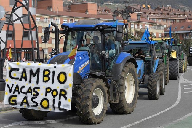 Diversos colectivos de transporte y ganaderos se manifiestan en Oviedo este sábado con motivo de la huelga de transporte en las cercanías del Palacio de Exposiciones donde se celebra el XXXIII Congreso de la Federación Socialista Asturiana. EFE/Eloy Alonso