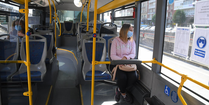 Varias personas en el interior de un autobús en Santander. / HARDY